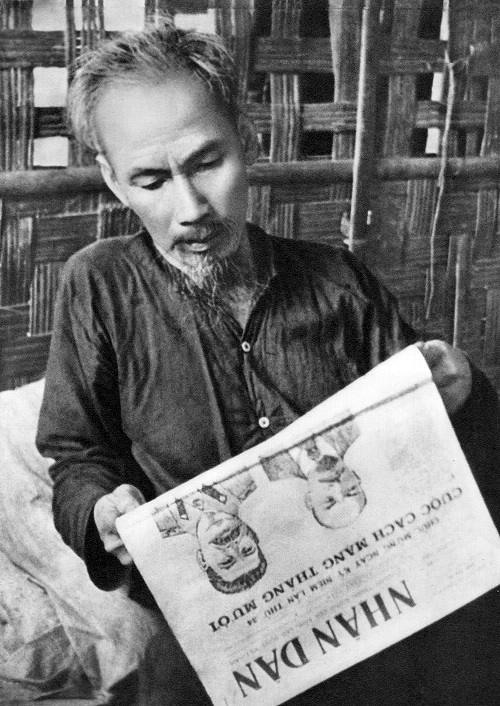 Chủ tịch Hồ Chí Minh đọc báo Nhân Dân. Ảnh tư liệu lịch sử.